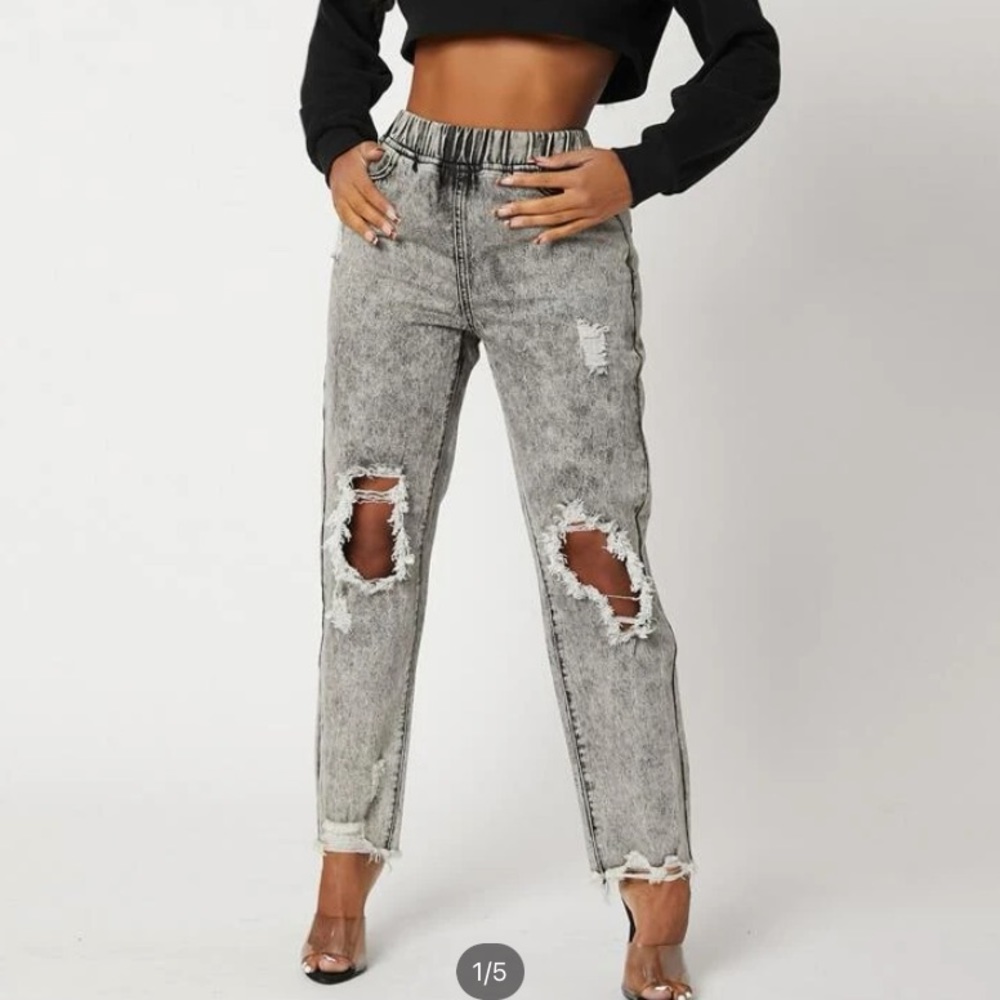 Ripped raw hem high-waist mom-fit jeans